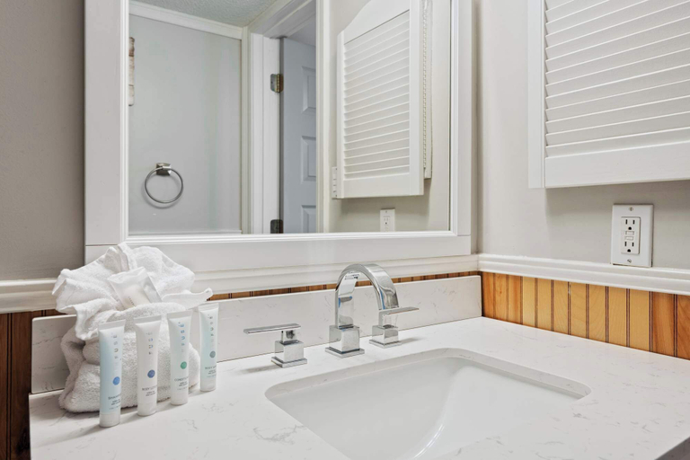 Bathroom 3, Destin Retreat: Walk to Private Beach & Pool, Okaloosa