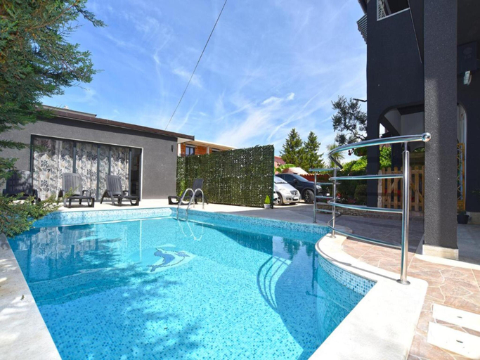 Swimming pool 3, Welcoming apartment with shared pool, Vodnjan