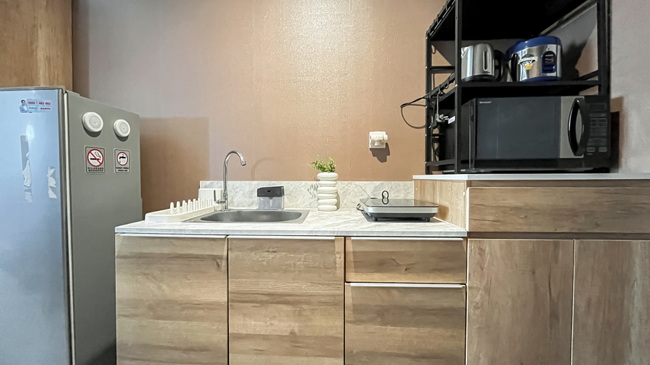 Others 4, Earth Toned Studio Apartment Collins Boulevard By Travelio, Tangerang