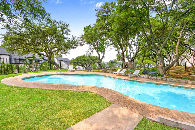Sport & Beauty 4, Charming Lakeside Condo - Moments to Lake Fun, Comal