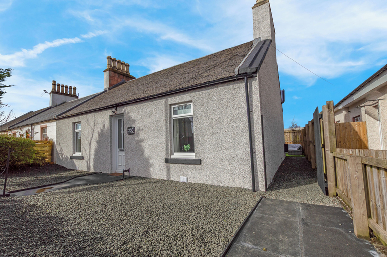 Exterior & Views, Arran Cottage Spacious 4-Bedroom House, North Lanarkshire
