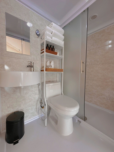 Bathroom, La Vela Legacy Resort, Hương Thủy
