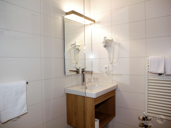 Bathroom 3, Gasthaus Hirschenstube & Gastehaus Gehri, Emmendingen