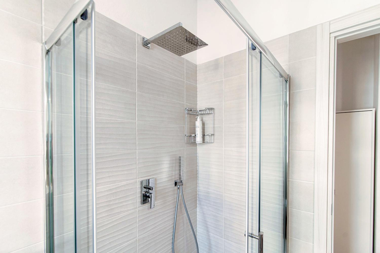 Bathroom 4, Zamenhof 9 - by MyHomeInComo, Como