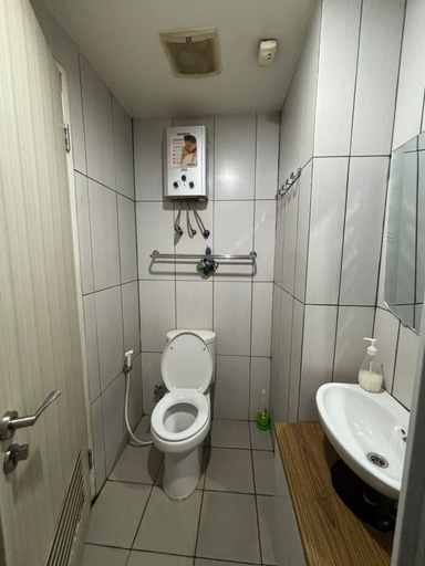 Bathroom 5, Apartemen Grand Kamala Lagoon by Royal Room, Bekasi