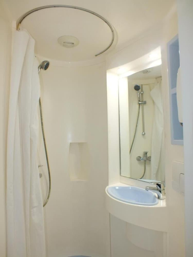 Bathroom 3, Alpha Hotel, Yvelines