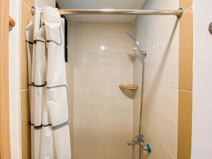 Bathroom 3, Comfy Stay 2Br At Meikarta Apartment, Cikarang