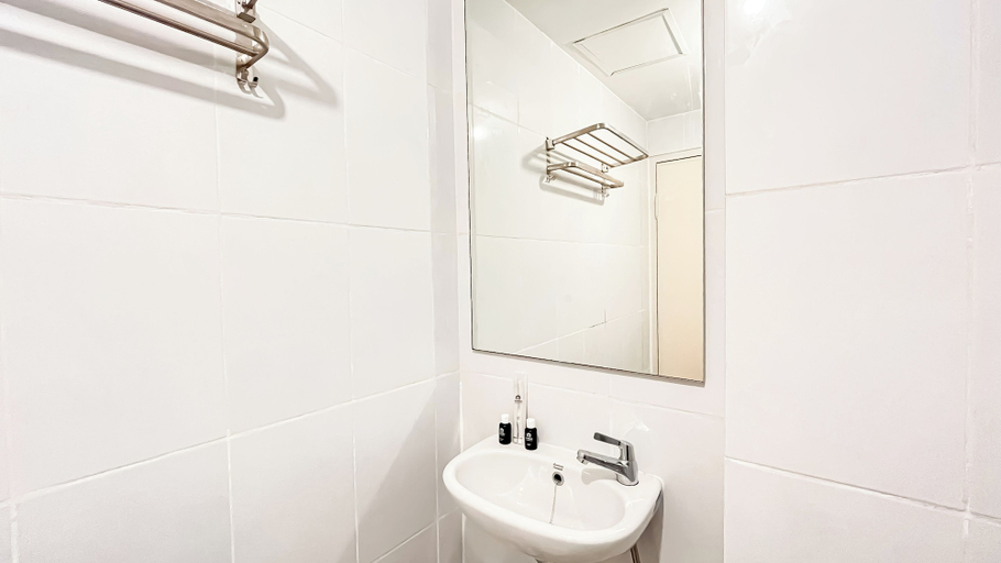 Bathroom 4, Spacious Combined 2Br At Tokyo Riverside Pik 2 Apartment, Tangerang