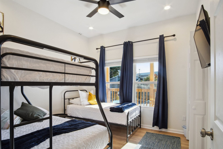 Room 2, Blissful 5BR 3BA Haven Near Riverwalk Downtown, Bexar