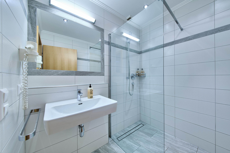 Bathroom 3, ThePoolhouse Boutique Lodge, Zell am See