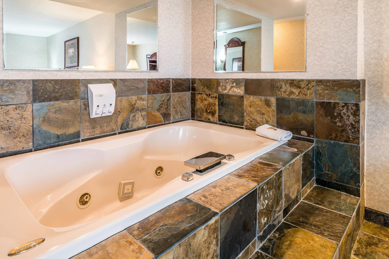 Bathroom 4, Quality Inn Othello, Adams