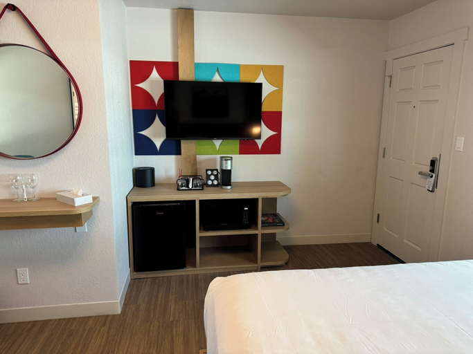 Bedroom 2, El Bonita Motel, Napa
