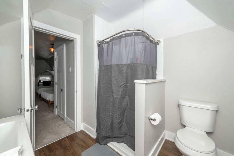 Bathroom 4, Historic 4br, Walk Bellevue, 5 Min to Cincy, Campbell