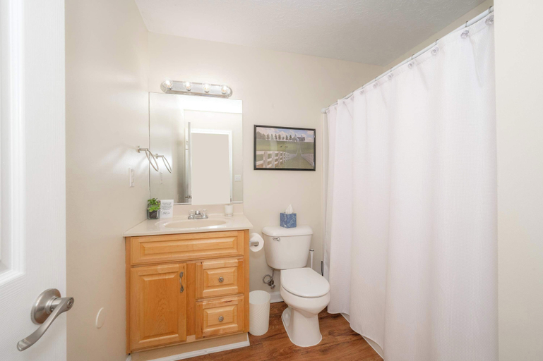 Bathroom 4, Ark Encounter 4BR 2 Living Rooms Sleeps 8, Grant