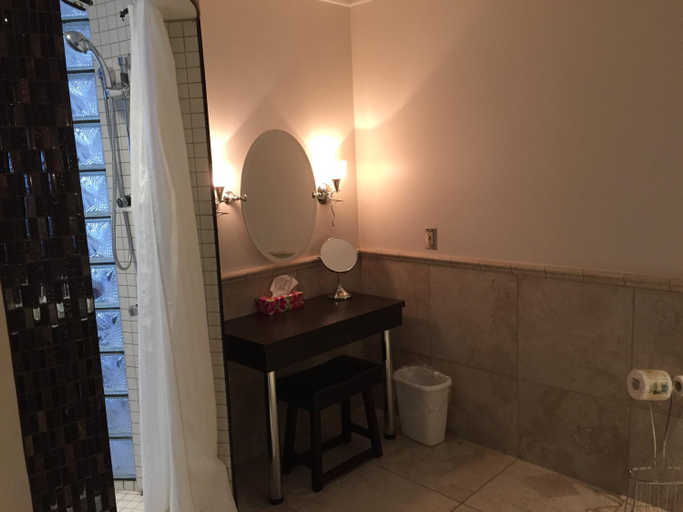 Bathroom 3, Amosphere Complexe, Abitibi