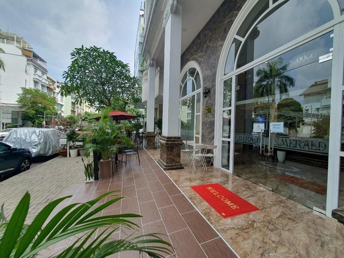 Exterior & Views