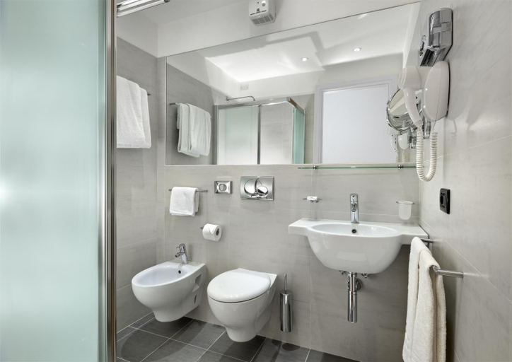 Bathroom 5, Hotel Bellavista, Udine