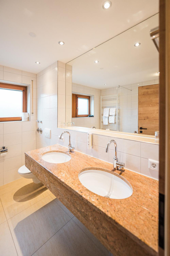Bathroom 2, Hotel Goldener Engel, Breisgau-Hochschwarzwald