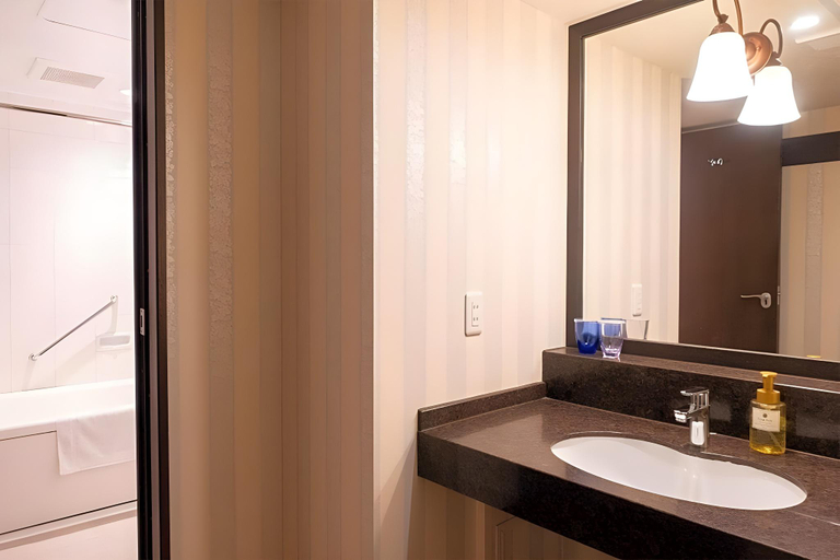Bathroom 4, Kobe Tor Road Hotel Sanraku, Kobe