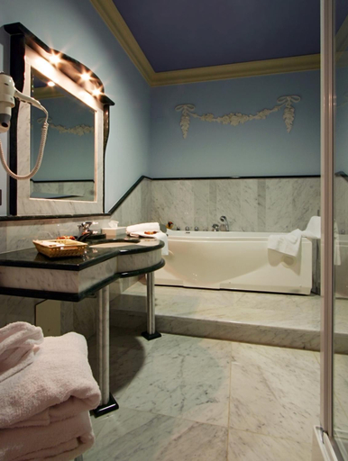 Bathroom 4, Hotel Villa Borghesi, Cremona