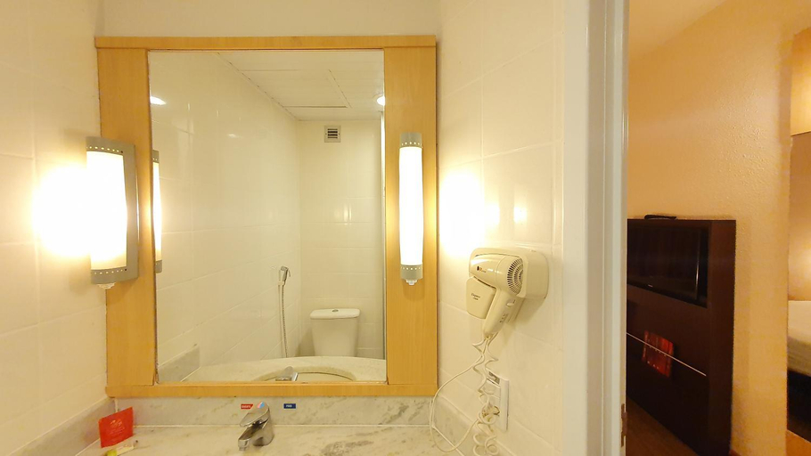Bathroom 5, Ibis Manaus Distrito Industrial, Maués