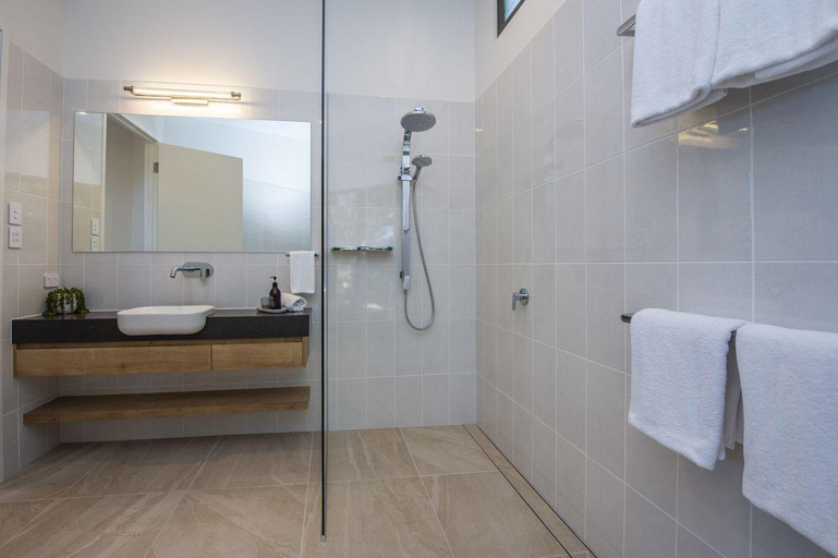 Bathroom 4, Headland House, Magnetic Island