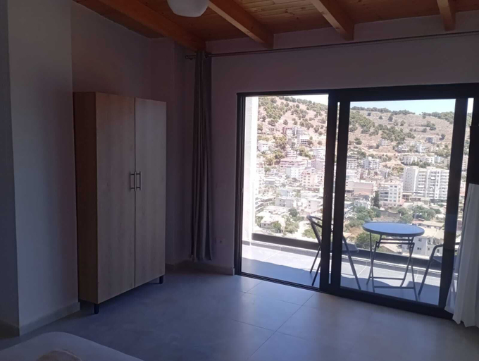 Others 4, Brian's Rooms, Sarandës