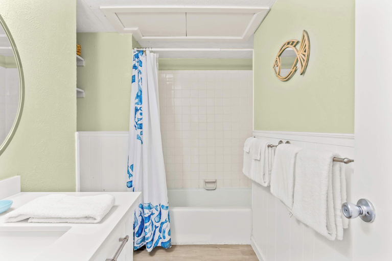 Bathroom 4, Tranquil Turquoise: Pet Friendly, Nueces