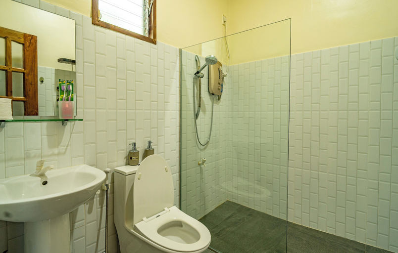 Bathroom 4, Ana-as Apartelle, Panglao