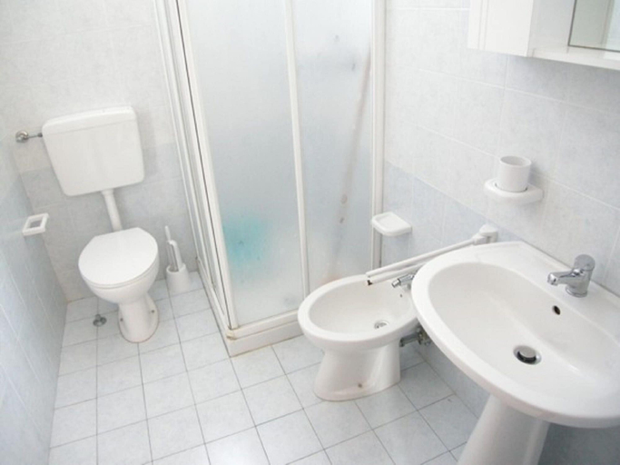Bathroom 2, Holiday Home in Rosolina Mare Near Beach, Rovigo