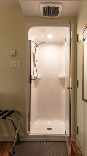 Bathroom 3, Auberge Akamaraska, Kamouraska