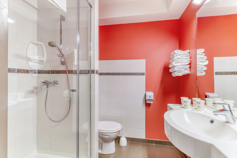 Bathroom 4, ACE Hôtel Montluçon, Allier
