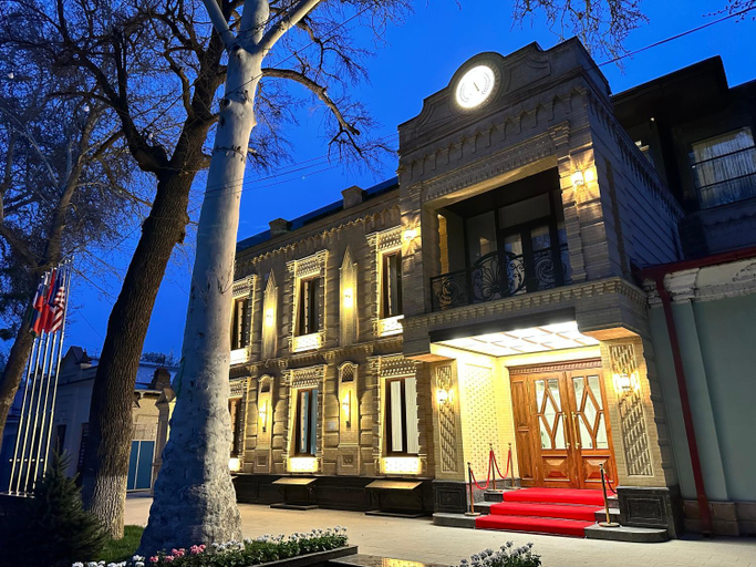 Exterior & Views