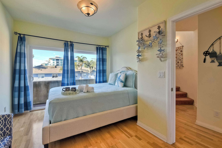 Bedroom, South Pacific Walk to Beach!, San Diego