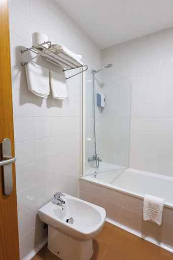 Bathroom 5, Hotel O Cruceiro, Pontevedra