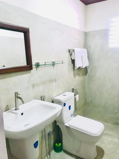 Bathroom 3, Hotel Remaco, Minuwangoda