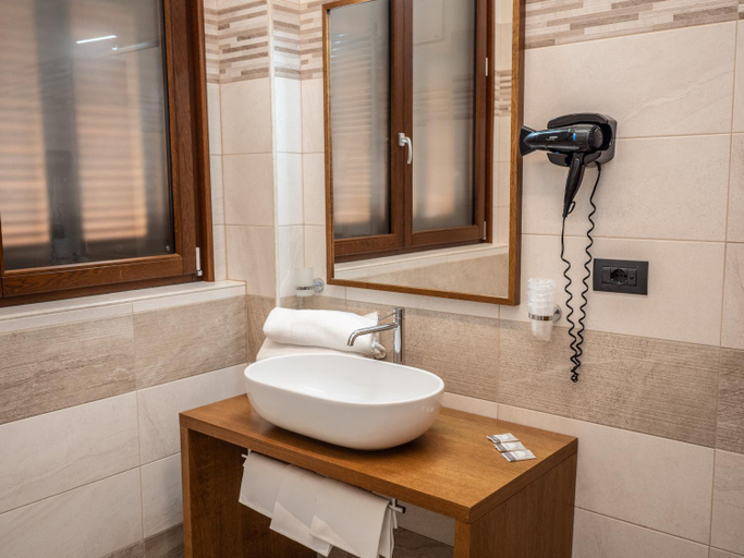 Bathroom 4, Domus Laetitiae Assisi, Perugia