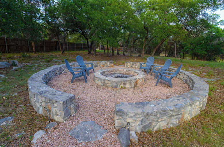 Others 4, Willie's Hill Country Hideaway - Stay for 8 With Hot Tub & Fire Pit, Hays
