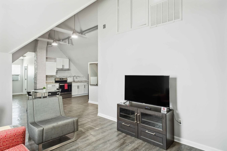 Others 5, Downtown Detroit 2BR King, Wifi, Parking, Wayne