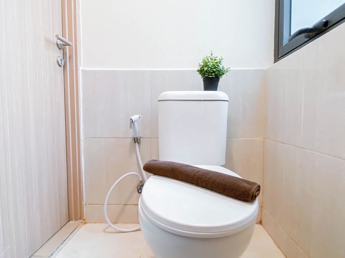 Bathroom 4, Chic And Cozy Studio At Meikarta Apartment, Cikarang