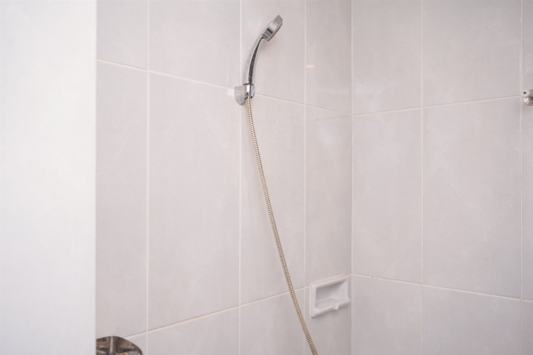 Bathroom 4, Warm And Cozy Studio Apartment At Serpong Garden, Tangerang