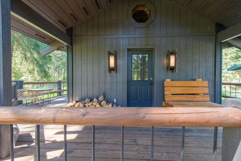 Sport & Beauty, Glen Lake Cabin in the Woods, Lincoln