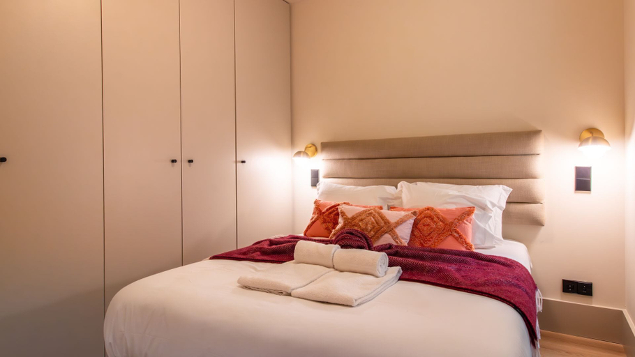 Bedroom 3, Santa Catarina 392 by LovelyStay, Porto