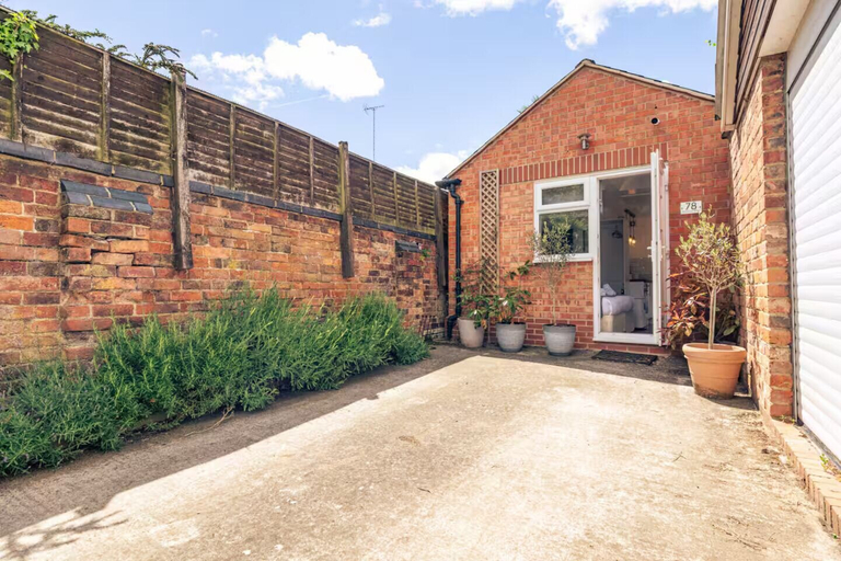 Exterior & Views, Cosy Studio Annexe Central Cheltenham, Gloucestershire