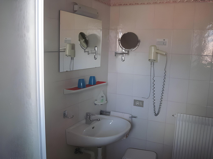 Bathroom 2, Hotel Zum Tiroler Adler, Bolzano