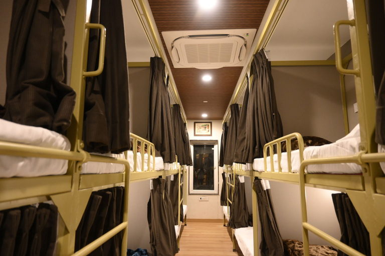 Bedroom, Amara Super Deluxe Dormitory, Varanasi