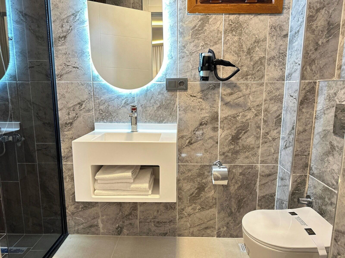 Others 2, 216 Palace Suites, Kartal