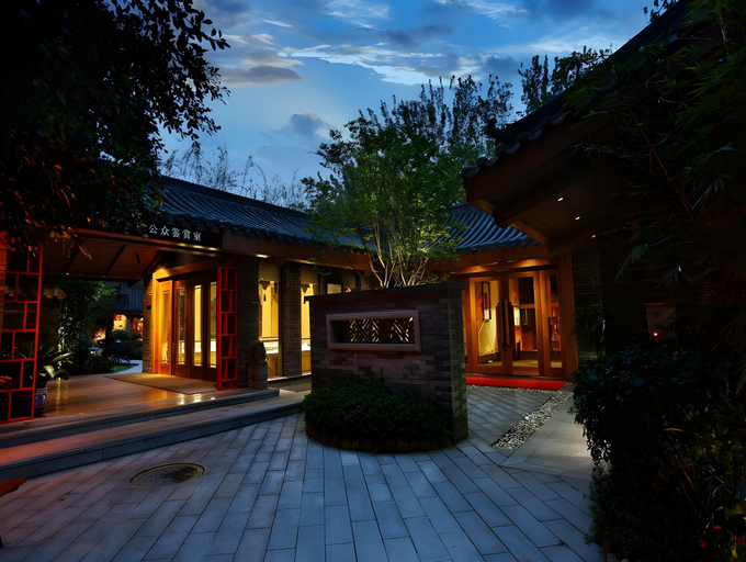 Exterior & Views
