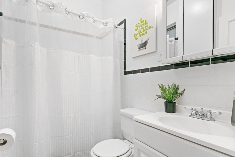 Bathroom, 2BR near Wrigley - Grace 05-3, Cook