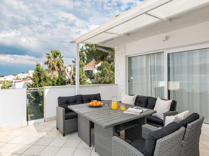 Others 5, Apartment in Slatine with Terrace, Trogir